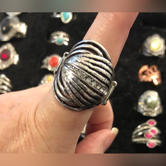 Silver and Rhinestone stretch ring - Picture 4 of 4